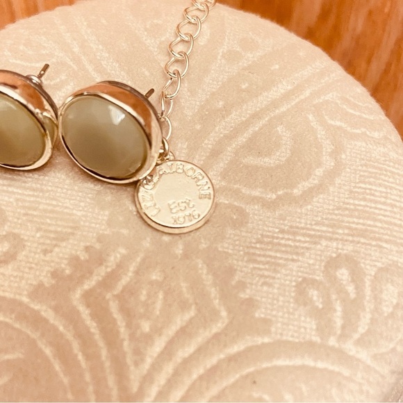 Liz Claiborne Women’s Triple Design Stone Necklace and Button Earrings Set. - Picture 3 of 4